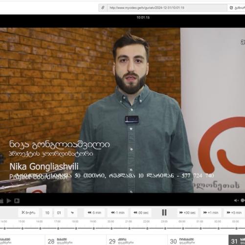 Widoczny jest screen z wywiadu, na ekranie widać mężczyznę podpisanego Nika Gongliashvili, z tyłu logo Polska pomoc