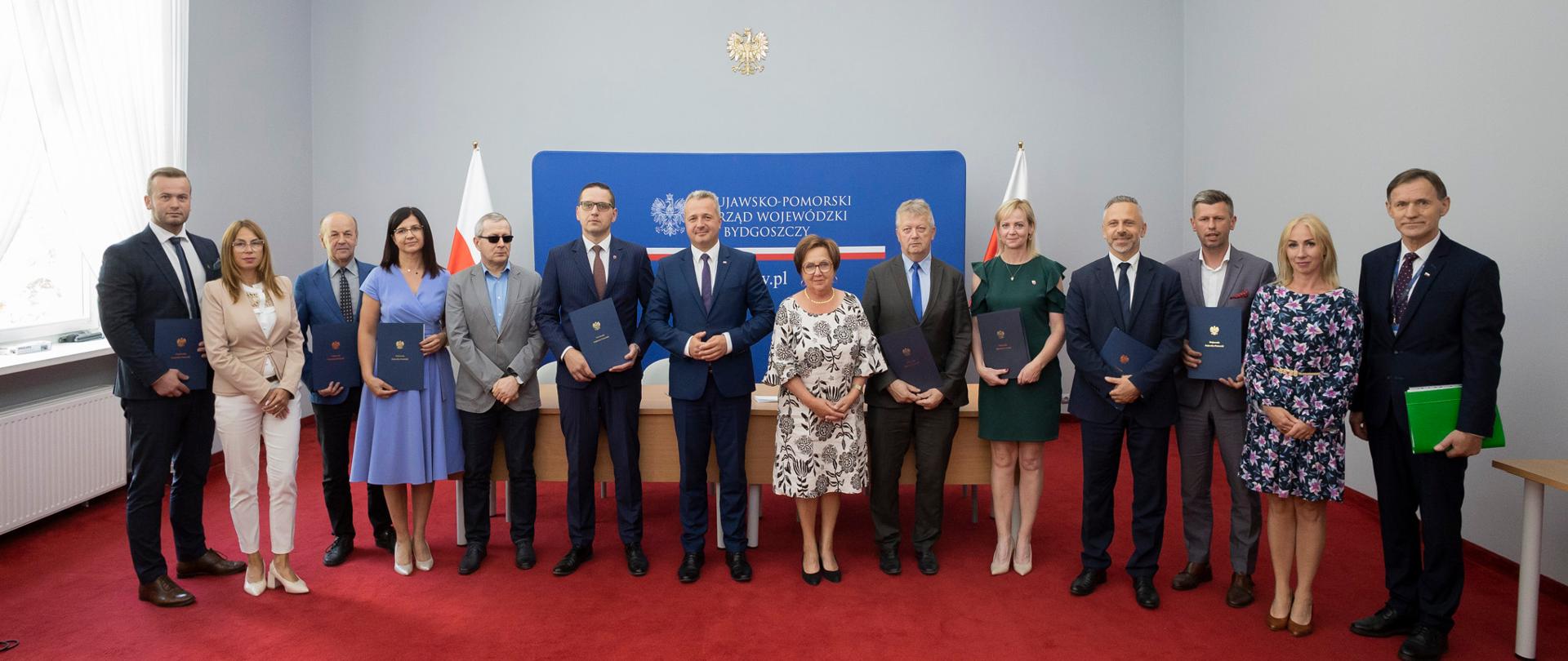 Wiele osób wspólnie pozujących do zdjęcia