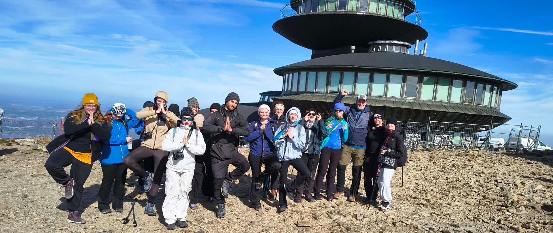 Grupowe zdjęcie uczniów na Śnieżce