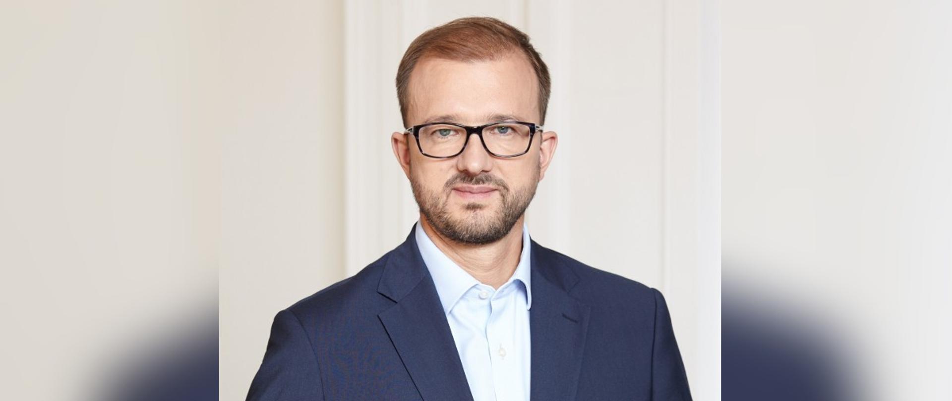 Elegancko ubrany mężczyzna