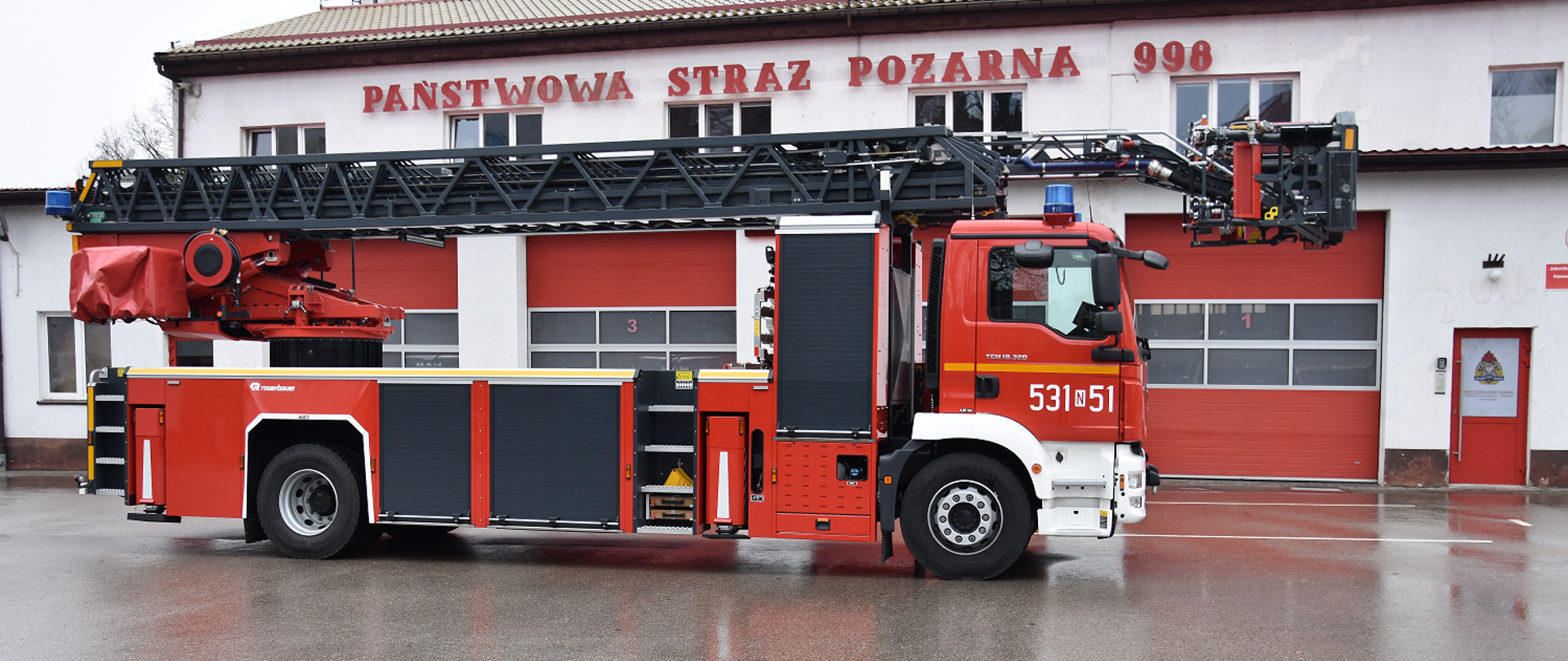 Prawa strona ciężkiej drabiny mechanicznej na podwoziu MAN, zabudowa Rosenbauer