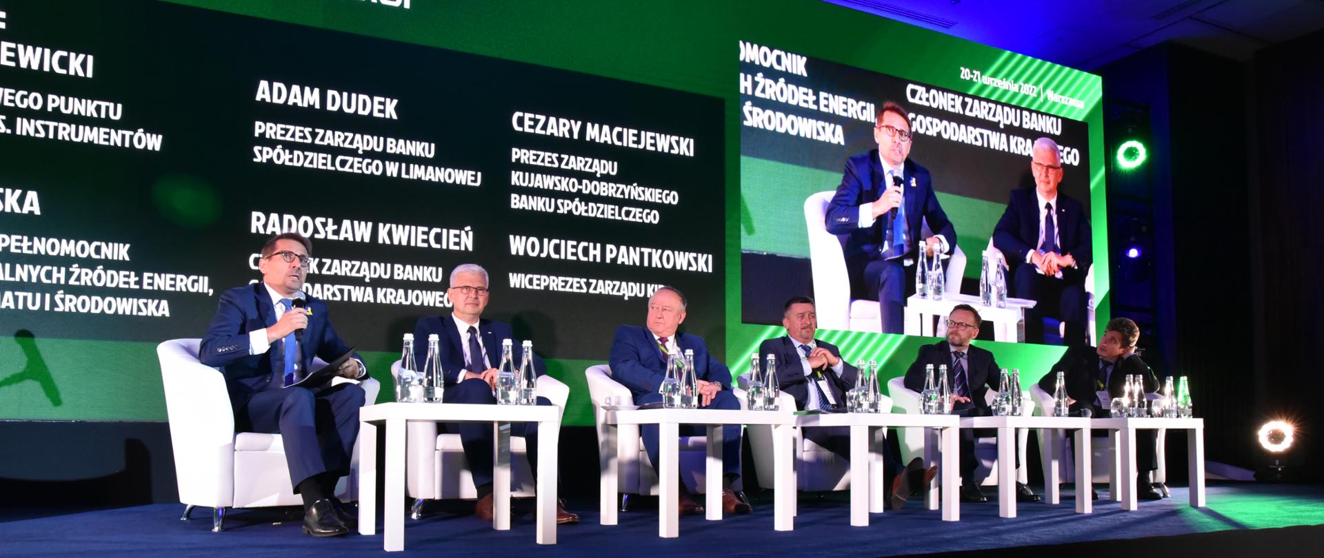 Wiceminister klimatu i środowiska Ireneusz Zyska podczas konferencji z innymi prelegentami