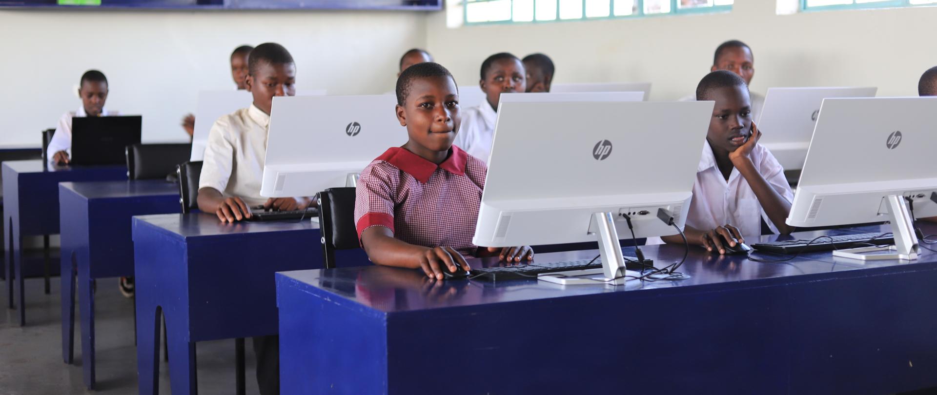 Uroczyste otwarcie pracowni komputerowej w szkole Enkereri