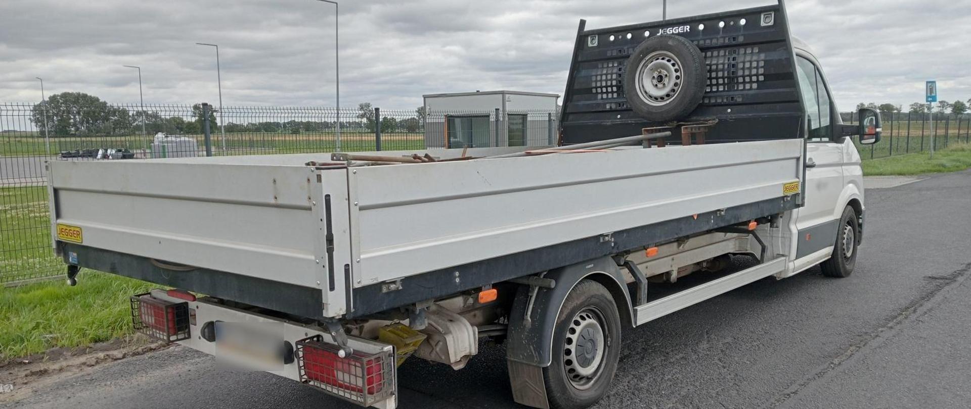 Przeciążony bus na punkcie kontrolnym, widok tylni prawy bok pojazdu