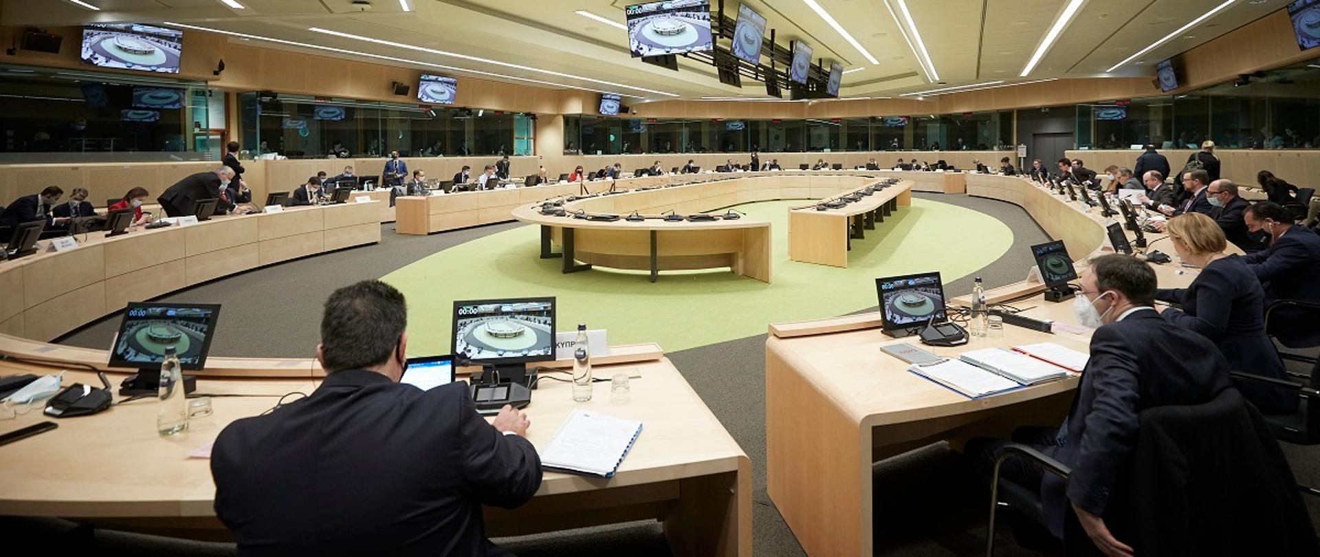 Posiedzenie Rady ds. Konkurencyjności w Brukseli, ministrowie odpowiedzialni za gospodarkę w państwach UE siedzą przy stołach ułożonych w kształcie owalu