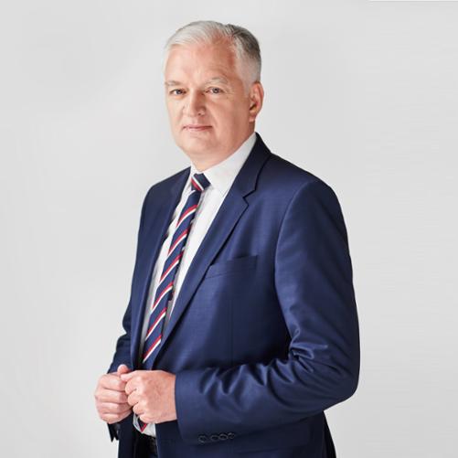 Mężczyzna w garniturze na szarym tle