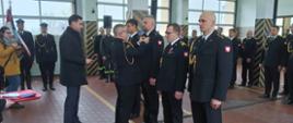 Na zdjęciu widzimy jak Zastępca Pomorskiego Komendanta Wojewódzkiego wręcza medal strażakowi
