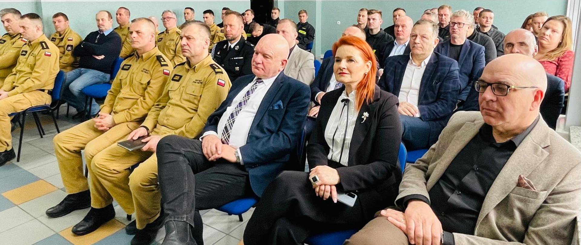 W środę 18 lutego 2026 r., w Komendzie Miejskiej Państwowej Straży Pożarnej w Łomży odbyła się narada roczna - podlaski komendant wojewódzki i inni goście, w tym funkcjonariusze siedzą na krzesłach podczas narady