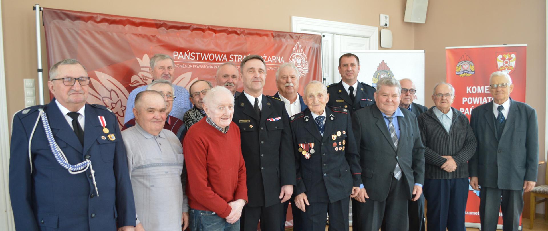 Widać kilku strażaków na zdjęciu grupowym