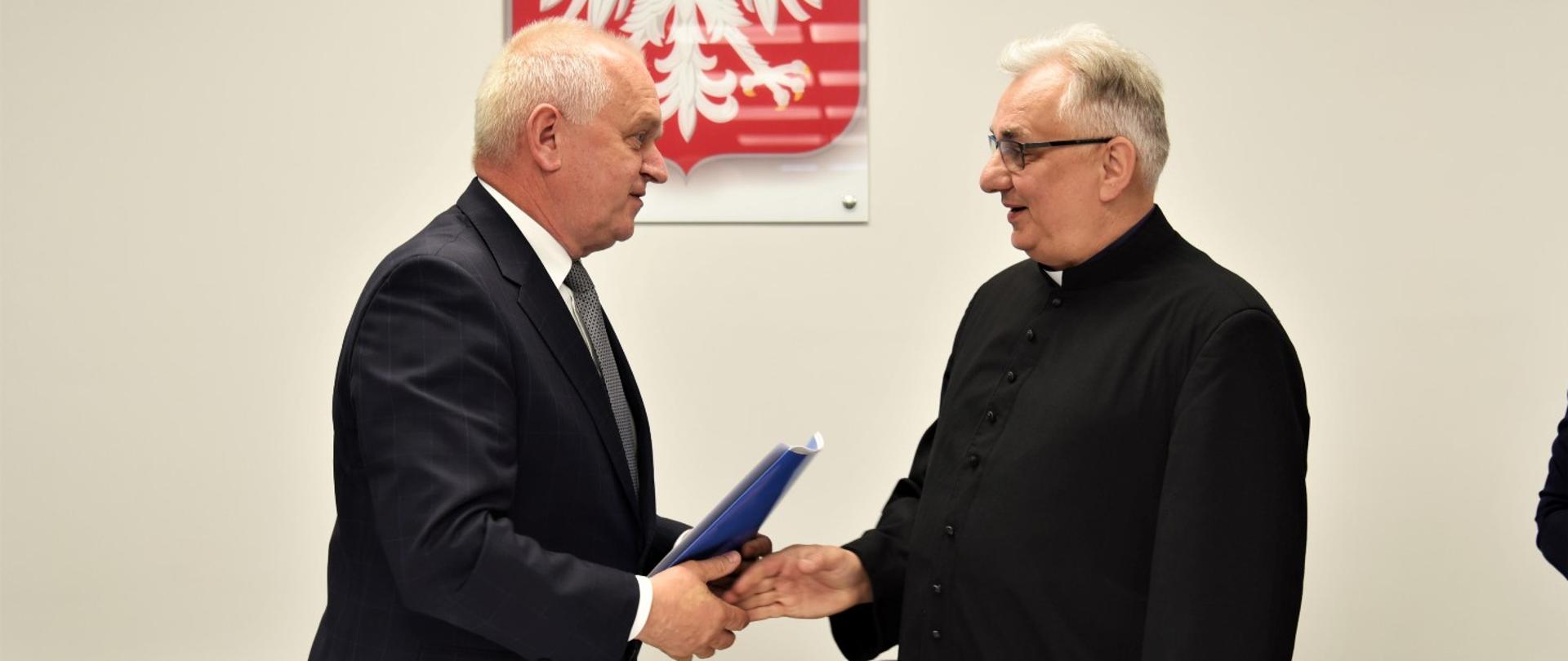 wojewoda Władysław Dajczak i beneficjent