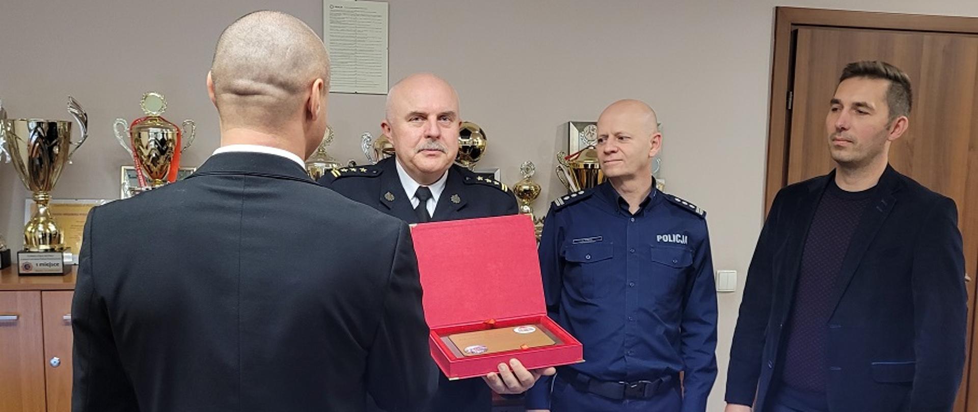 Wręczenie pamiątkowego podziękowania dla funkcjonariusza KW Policji w Katowicach