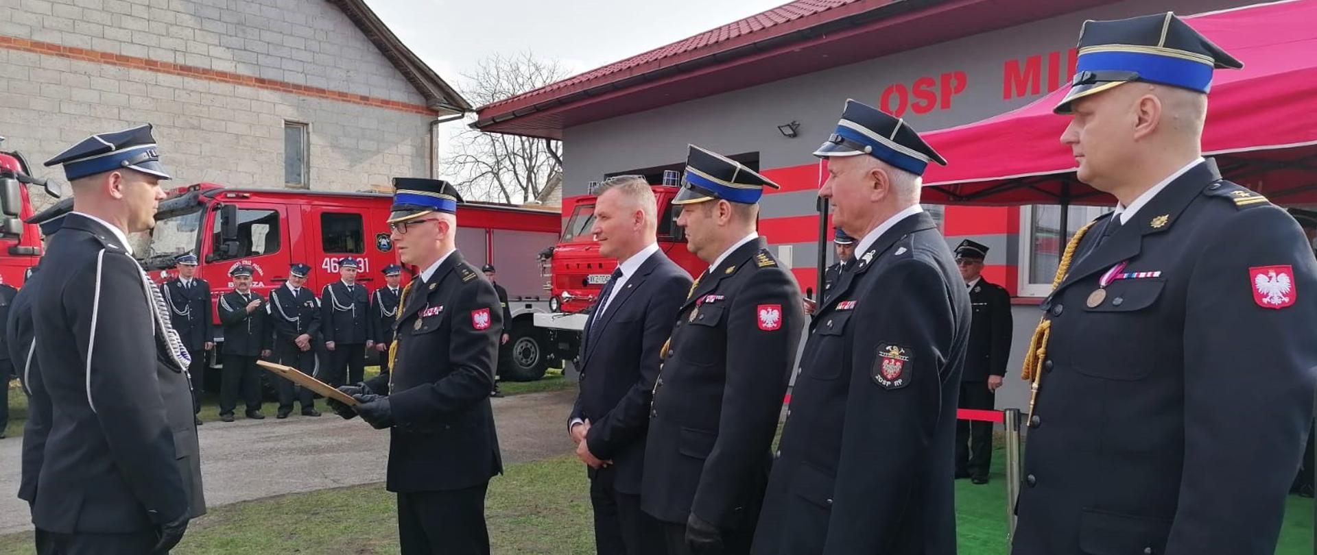 Zastępca komendanta głównego PSP wręcza decyzję druhom OSP