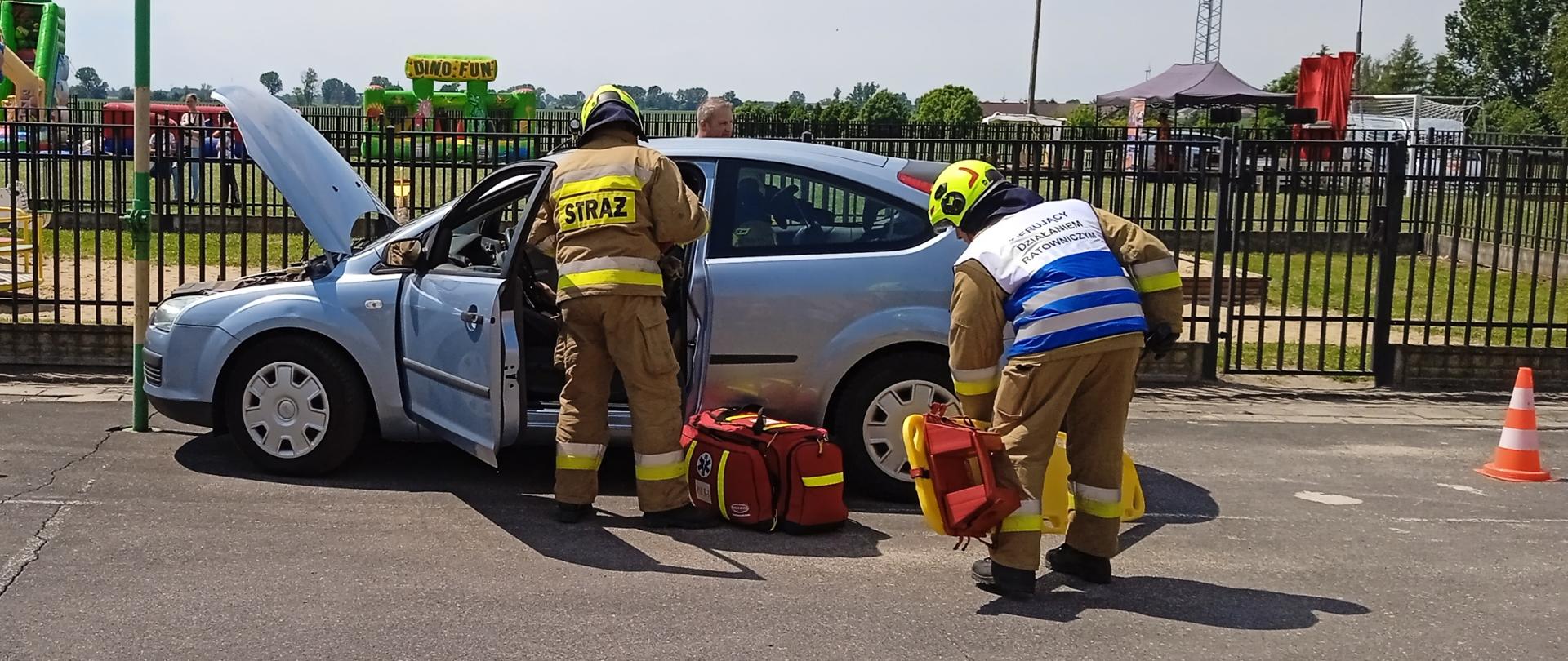 Zdjęcie przedstawia strażaków podczas pokazu ratowniczego.