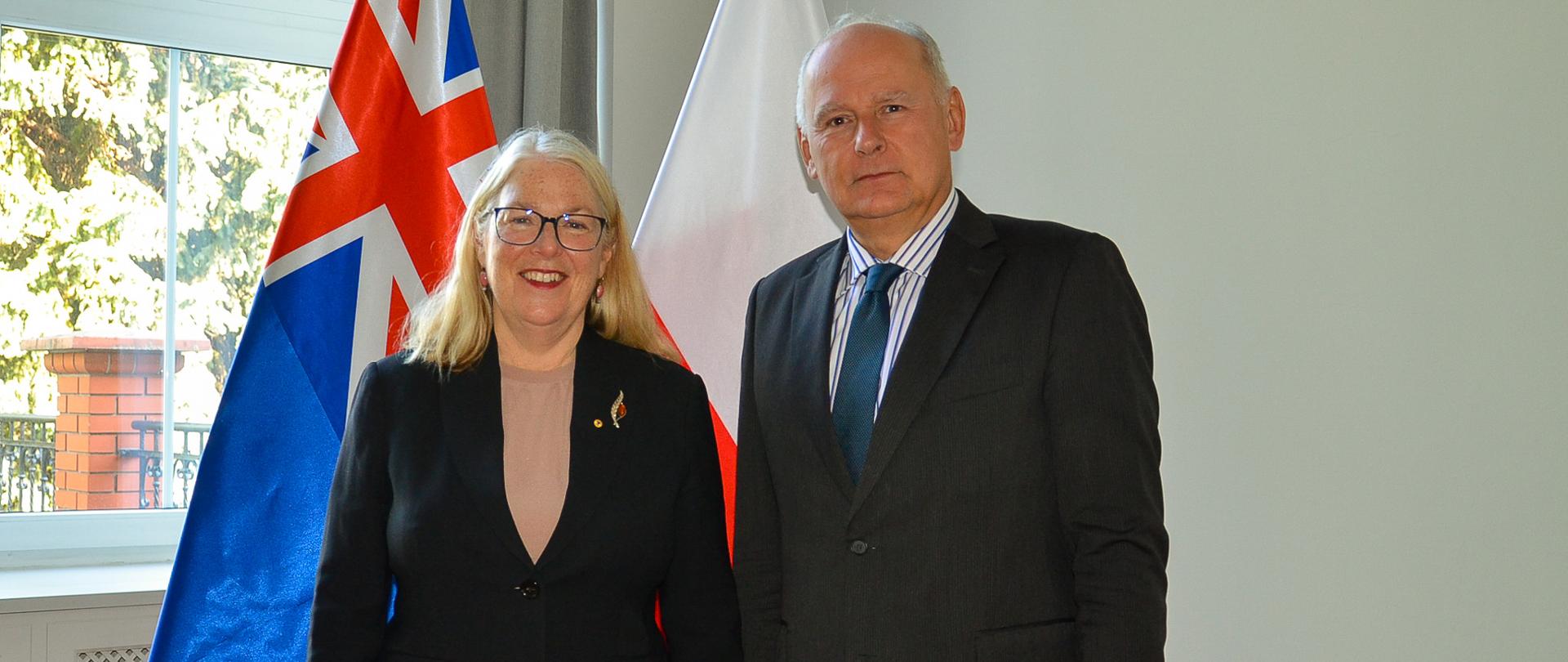 30 września 2026 r. w Warszawie Sekretarz Stanu w Ministerstwie Obrony Narodowej, Paweł Zalewski, spotkał się z Sekretarz Departamentu Spraw Zagranicznych i Handlu Australii, panią Jan Adams, przebywającą w Polsce na konsultacjach dwustronnych.