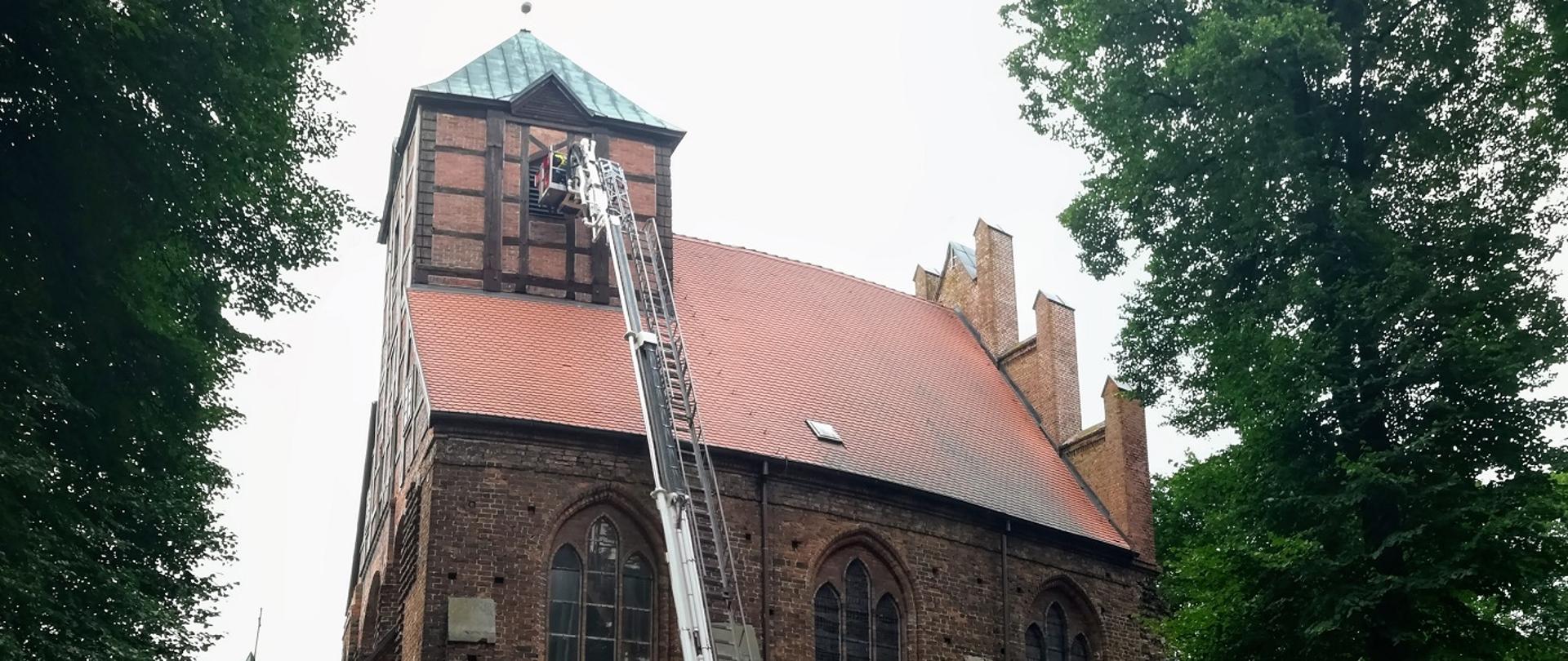 Zdjęcie przedstawia czynności kontrolno-rozpoznawcze w kościele