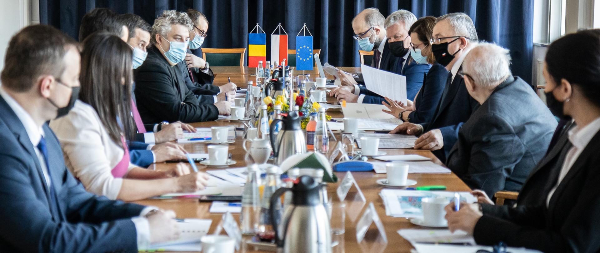 Minister infrastruktury Andrzej Adamczyk w trakcie spotkania z rumuńskim odpowiednikiem