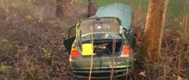 Na zdjęciu znajduje się rozbity samochód w rowie.