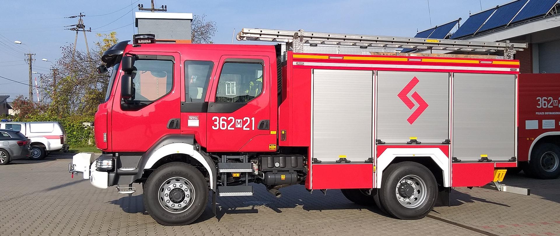 Na zdjęciu widać bok nowego samochodu ratowniczo- gaśniczego Renault