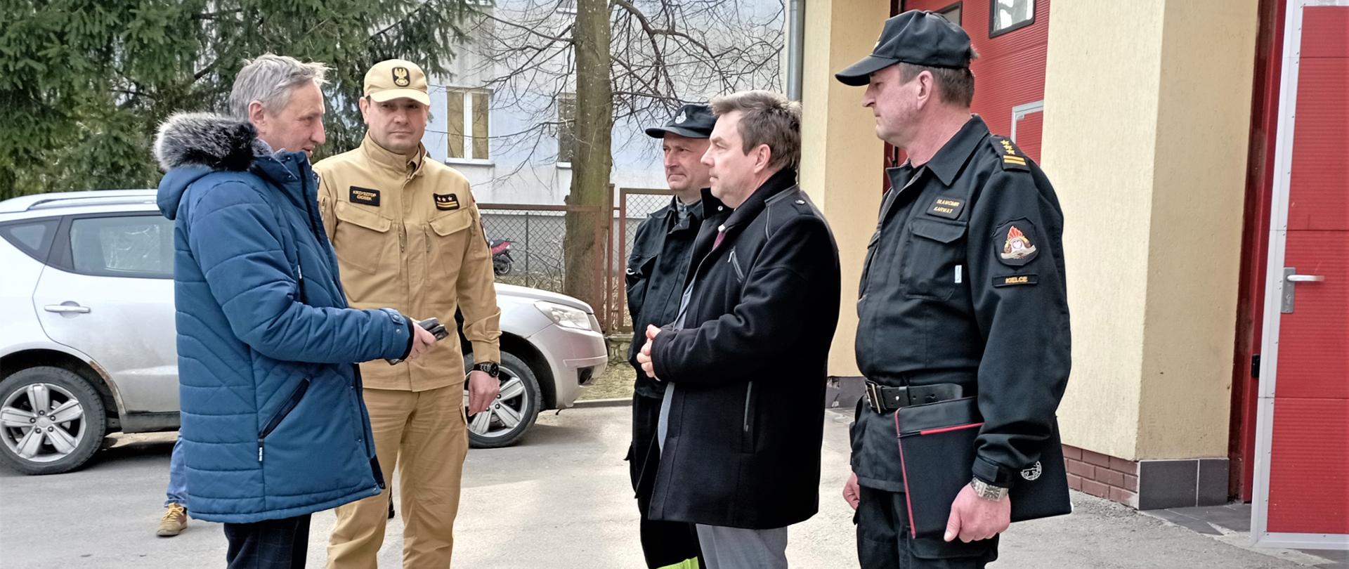 Na zdjęciu przedstawiono spotkanie odwiedzających jednostkę Ochotniczej Straży Pożarnej w Pierzchnicy gości. Od lewej: wojewoda świętokrzyski Zbigniew Koniusz, świętokrzyski komendant wojewódzki Państwowej Straży Pożarnej st. bryg. Krzysztof Ciosek, prezes OSP Pierzchnica druh Andrzej Dutkiewicz, burmistrz miasta i gminy Pierzchnica Stanisław Strąk oraz komendant miejski PSP st. bryg. Sławomir Karwat