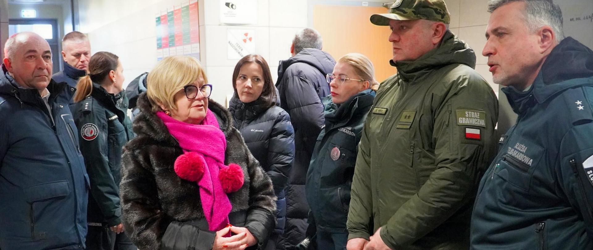 Zdjęcie przedstawia wojewodę podkarpackiego Teresę Kubas-Hul i kilka osób wizytujących przejście graniczne