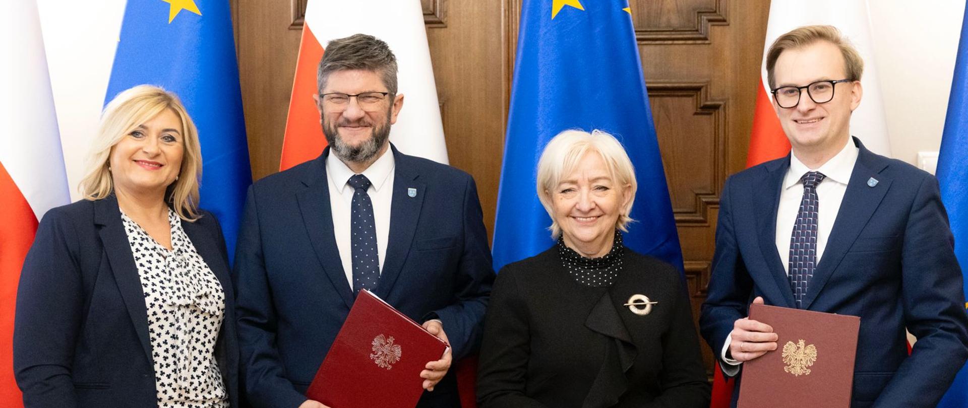 Uczestnicy uroczystości podpisania umowy 