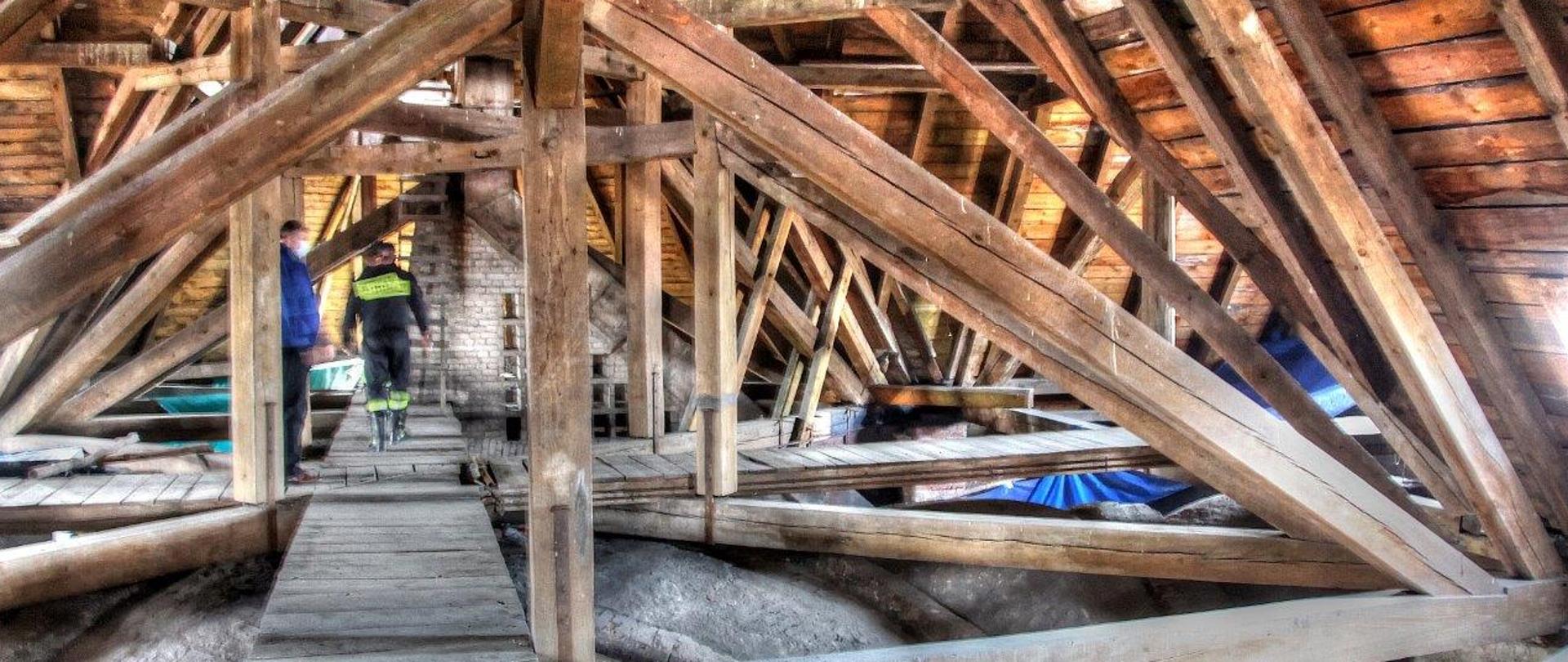 Zdjęcie przedstawia konstrukcję poddasza Kościoła św. Mikołaja w Wałczu