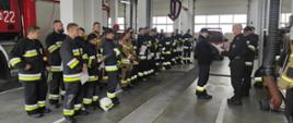 Zdjęcie przedstawia strażaków OSP oraz kadrę dydaktyczną KP PSP w Szczytnie z komendantem st.bryg. Grzegorzem Rybaczykiem, podczas zbiórki kończącej szkolenie podstawowe