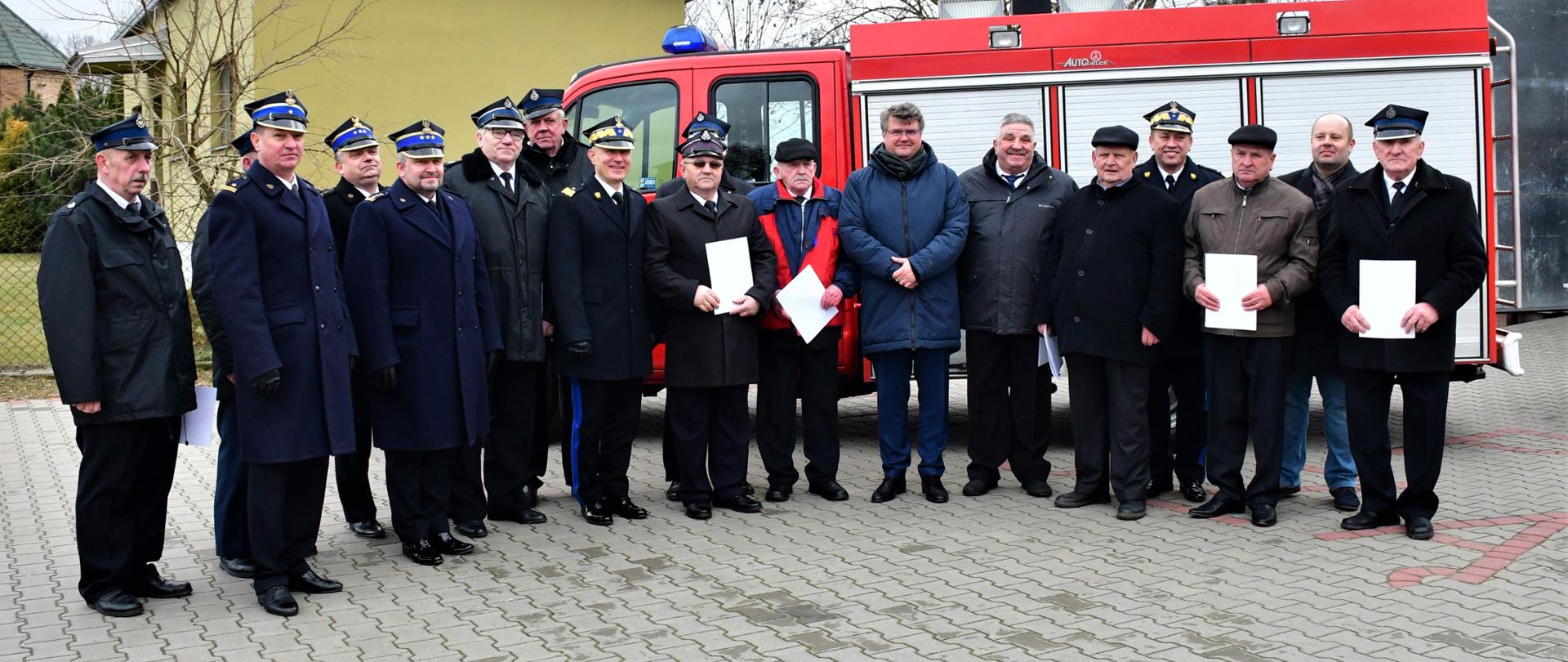 Pierwsi strażacy OSP z powiatu mławskiego z decyzjami o przyznaniu świadczenia ratowniczego.