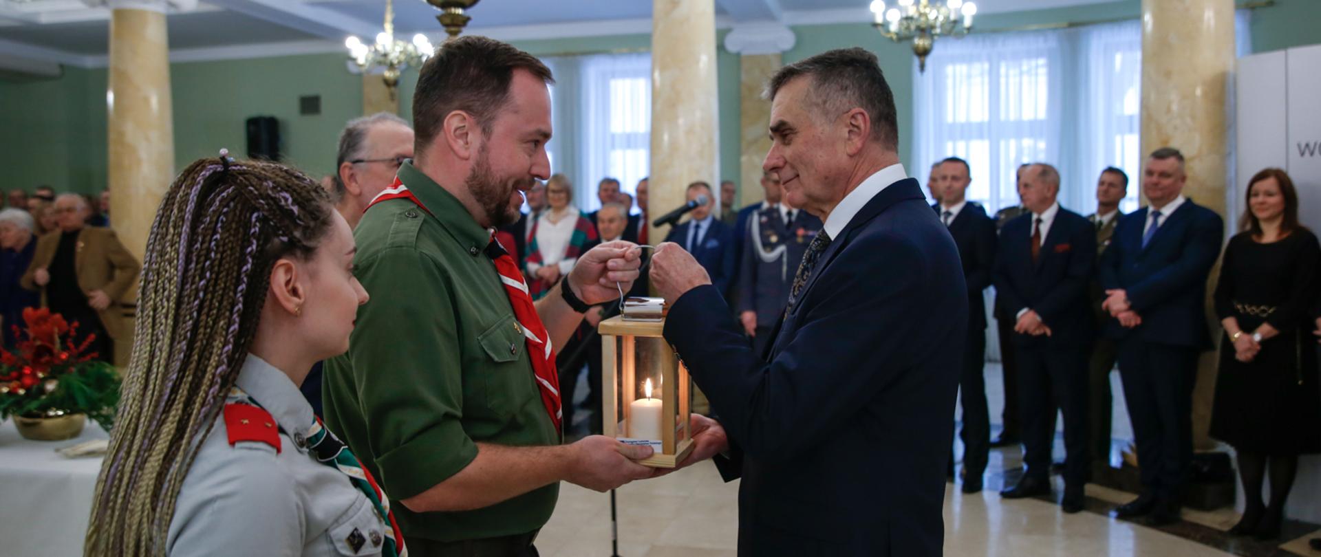 Harcerze przekazują Betlejemskie Światło Pokoju Wojewodzie Lubelskiemu