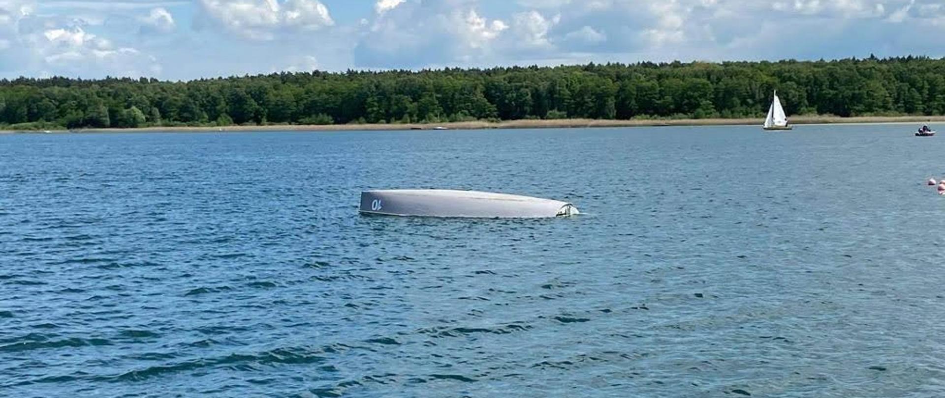 Żaglówka leży na środku jeziora