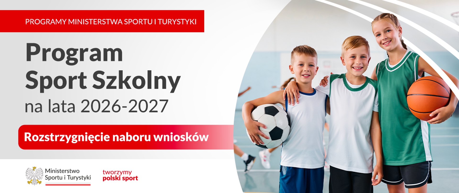Grafika do programu Sport Szkolny - na lata 2026-2027. Po prawej stronie stoi troje dzieci w sali gimnastycznej z piłkami sportowymi.