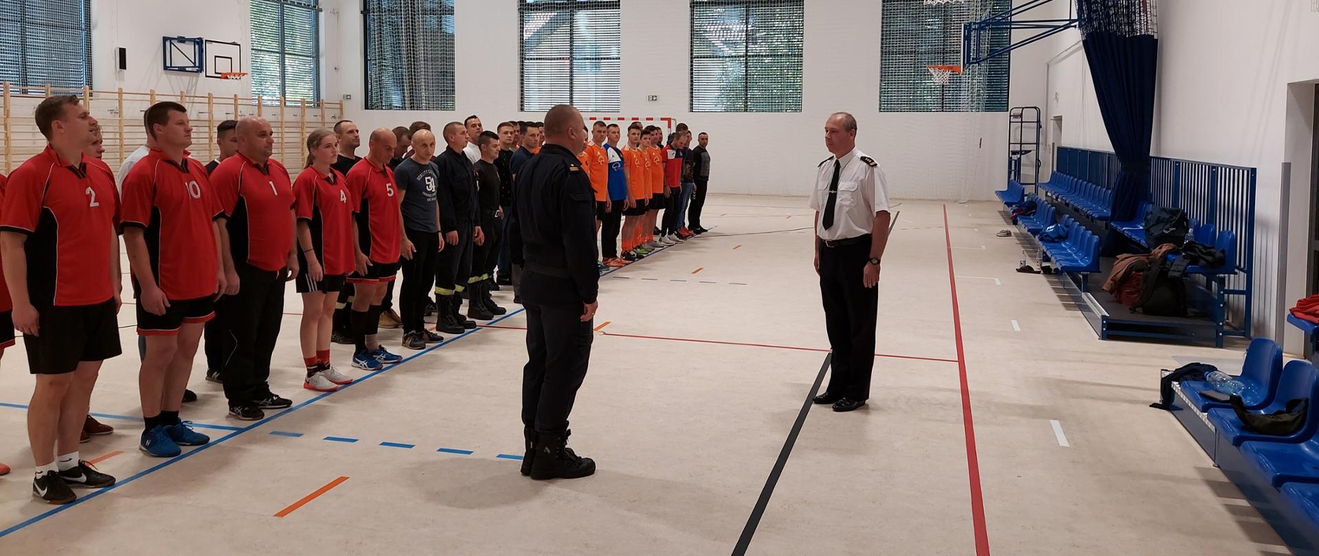 Na zdjęciu dowódca jrg otwock składający meldunek Komendantowi Powiatowemu podczas eliminacji zawodów strefowych. W drugim tle zawodnicy.