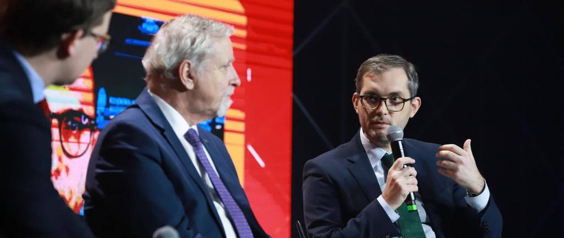 Wiceminister Marek Niedużak na Impacie w trakcie dyskusji