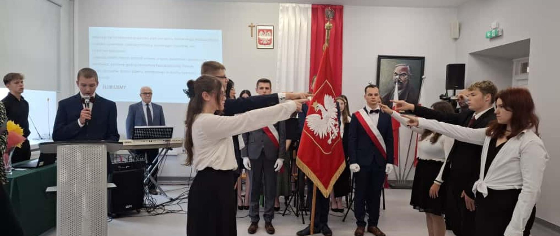 Uczniowie klas pierwszych ślubują na Sztandar ZSCKR 