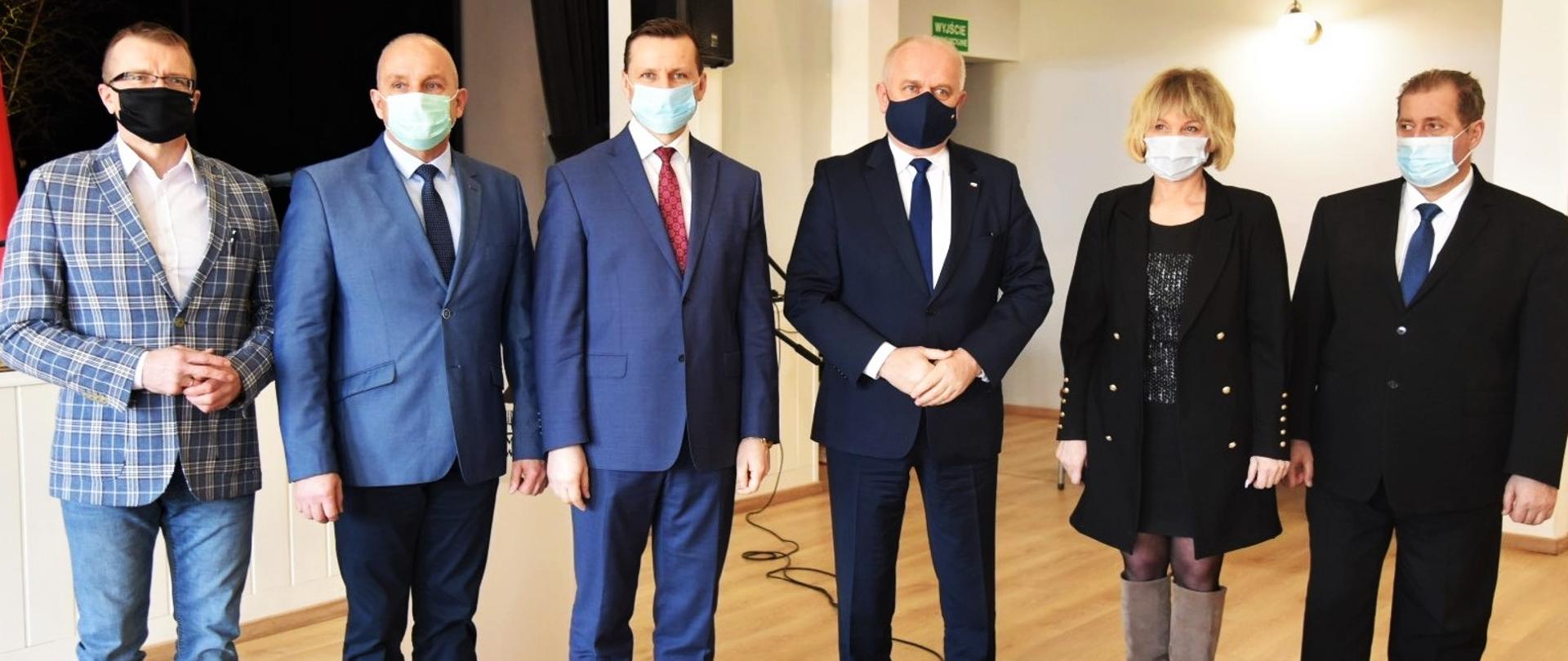 Wspólne zdjęcie wojewody i samorządowców