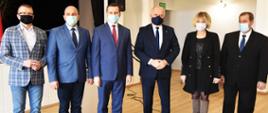 Wspólne zdjęcie wojewody i samorządowców