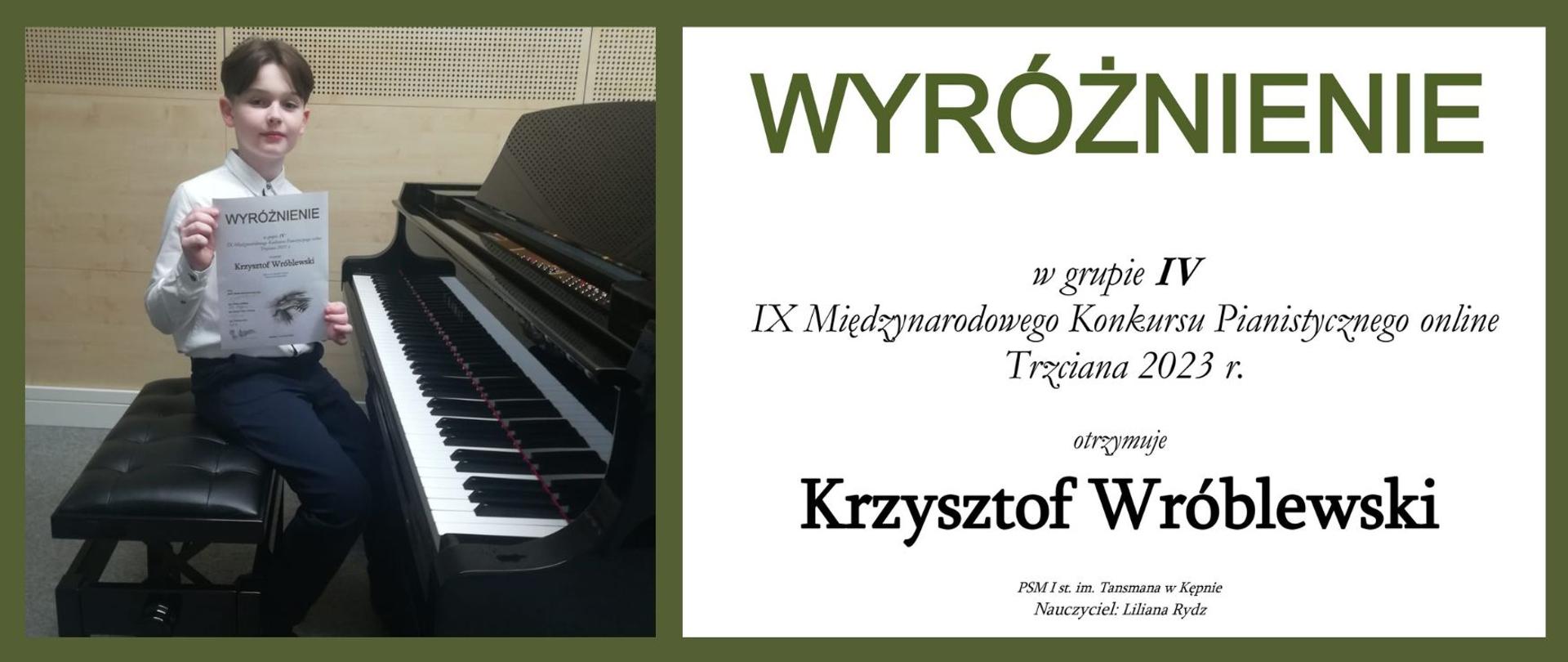 Od lewej uczeń w stroju galowym siedzący przy fortepianie i trzymający dyplom. W tle ściana wyłożona panelami akustycznymi, perforowanymi (z dziurkami) w kolorze jasnego drewna. Z prawej fragment dyplomu za zdobycie wyróżnienia z napisami na białym tle. 
