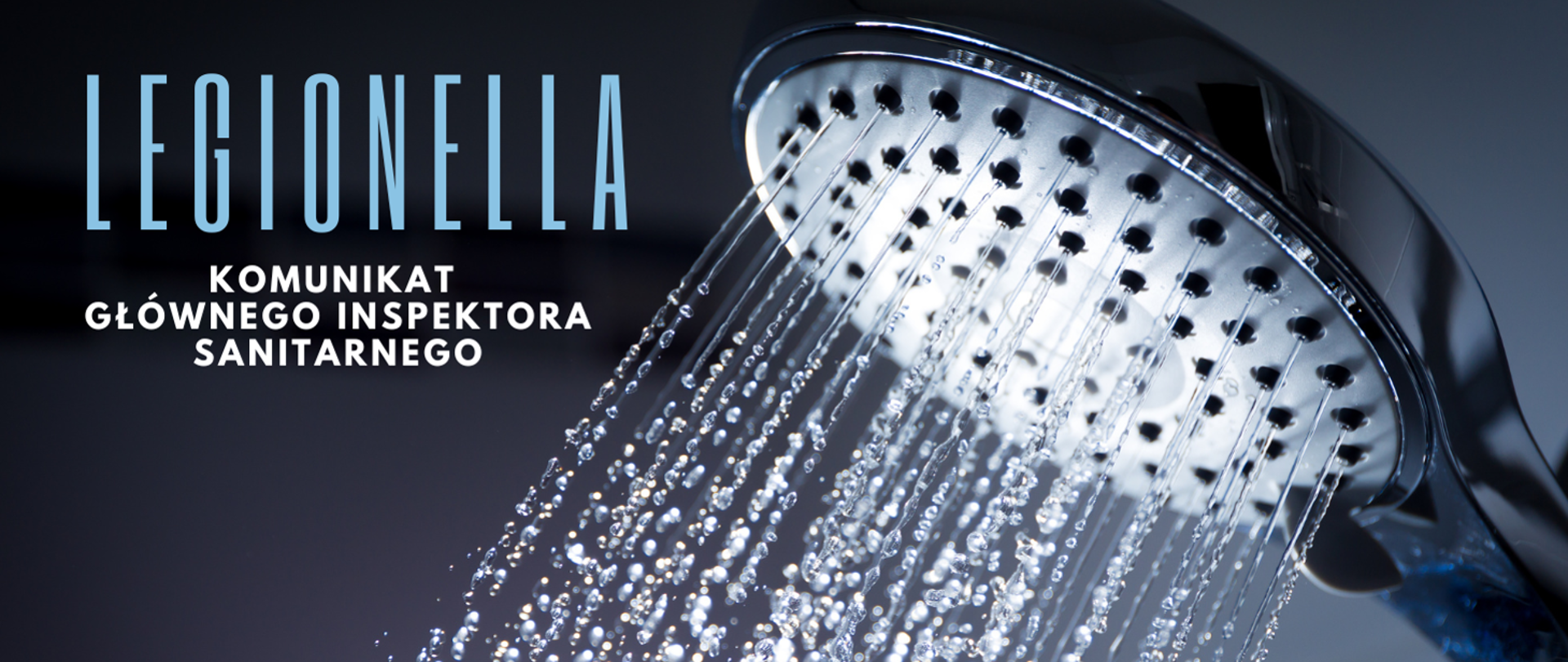Napis Legionelloza na tle wody wypływającej ze słuchawki prysznicowej. Komunikat GIS