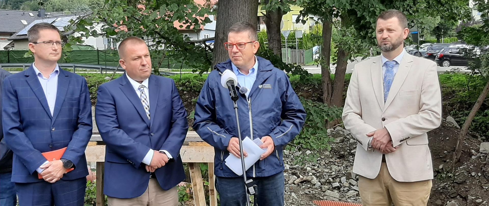 Wizyta wiceministra infrastruktury Przemysława Koperskiego na rzece Białej w Bystrej. Z ramienia Wód Polskich w spotkaniu uczestniczył dyrektor RZGW w Gliwicach Jan Grygier.