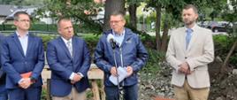 Wizyta wiceministra infrastruktury Przemysława Koperskiego na rzece Białej w Bystrej. Z ramienia Wód Polskich w spotkaniu uczestniczył dyrektor RZGW w Gliwicach Jan Grygier.