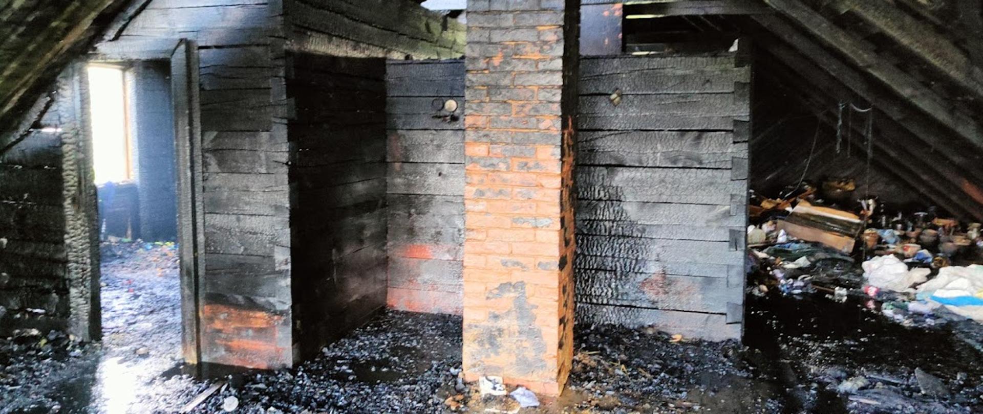 Na zdjęciu widać spalone pomieszczenia poddasza domu mieszkalnego 