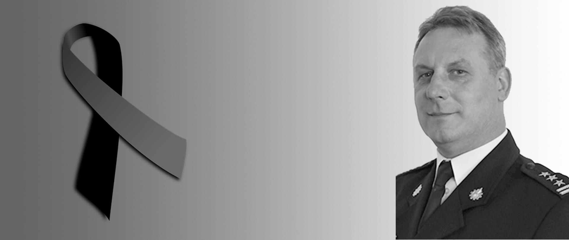 grafika składająca się z trzech elementów tła przechodzącego od koloru szarego po lewej do białego po prawej, po lewej stronie czarna wstążka symbolizująca żałobę, po prawej zdjęcie legitymacyjne strażaka 