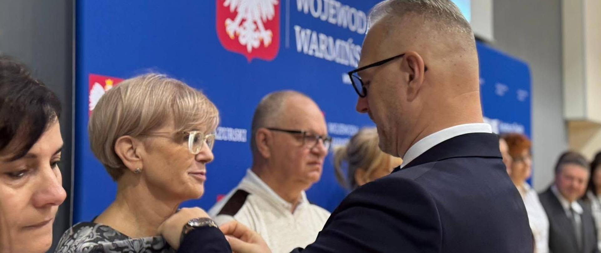 Wojewoda Radosław Król wręcza odznaczenia w Dniu Edukacji Narodowej w Olsztynie