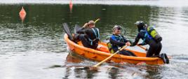 Na zdjęciu widać drużynę na łodzi podczas zawodów.