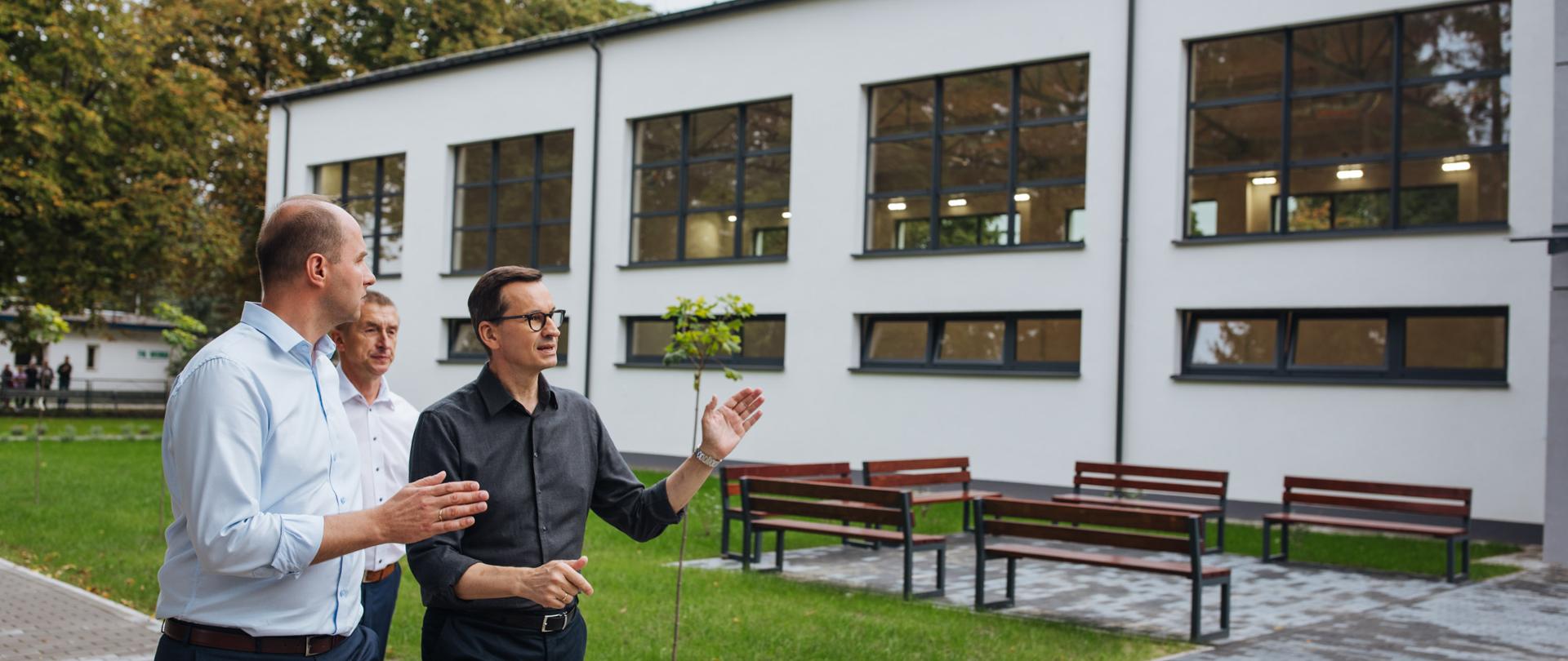 Premier na terenie inwestycji w Skokowie.