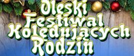 Plakat Oleskiego Festiwalu Kolędujących Rodzin z jego tytułem w centralnej, górnej części plakatu - litery białe z obwódką niebiesko-żółtą, poniżej ilustracja czterech muzyków białą kreską ubranych w czerwono-białe czapki mikołaja. U góry motyw gałązek choinki z bombkami oraz gwiazdami.