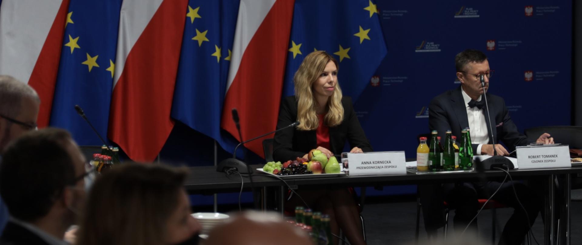 Wiceminister Anna Kornecka za stołem podczas posiedzenia zespołu. Obok wiceminister Robert Tomanek.