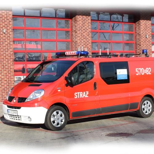 samochód pożarniczy, czerwony, kwatermistrzowski, ustawiony przed garażem, KP PSP Płońsk, 2020 r.