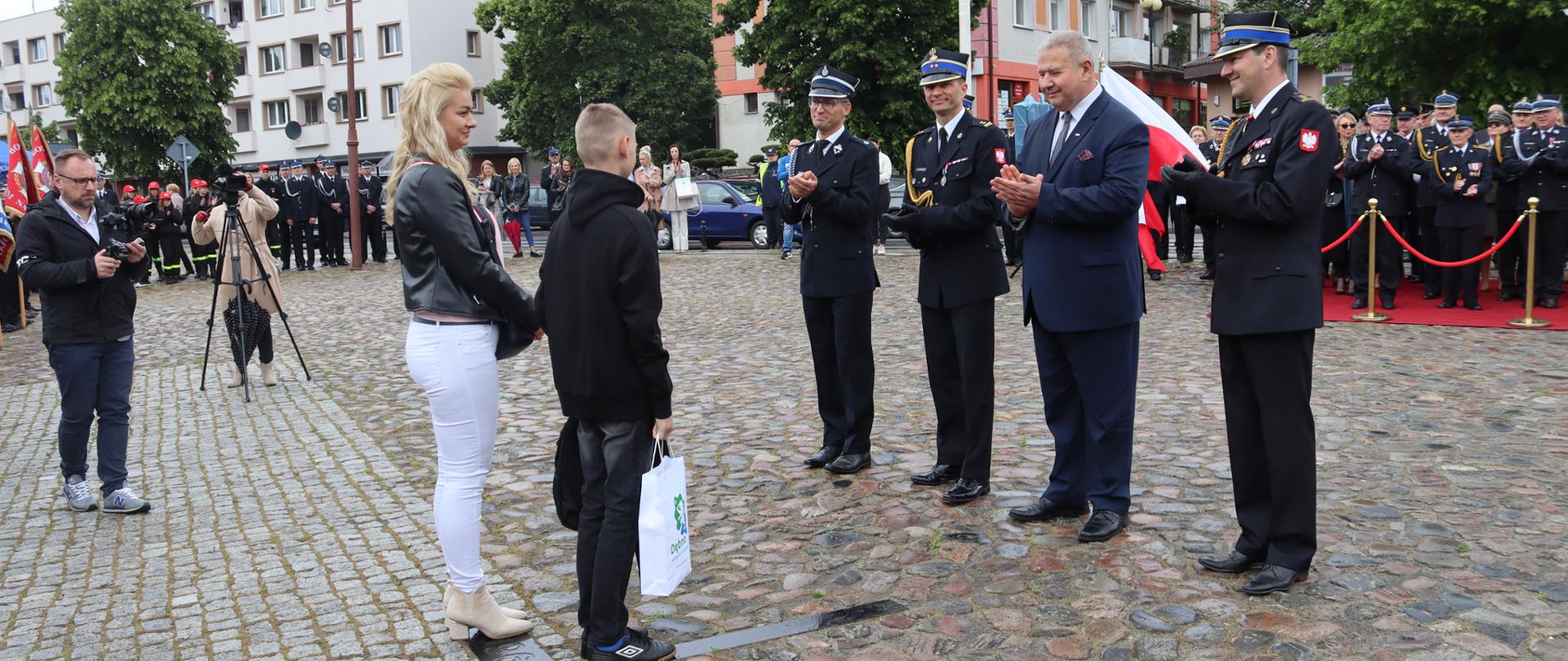 Zdjęcie przedstawia wręczenie odznaczenia dla Aleksandra za wzorową – godną naśladowania postawę Odznaką „ Iuvenis Forti ’’