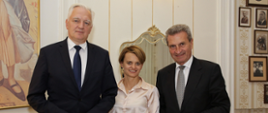 Na zdjęciu stoją na tle ściany minister Gowin, minister Emilewicz i komisarz Oettinger